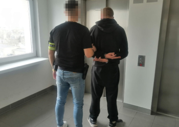 Złodziej sklepowy w rękach policjantów