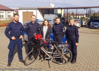 policjanci z tuszyńskiego komisariatu