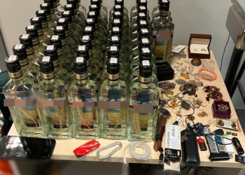 Włamał się do domu jednorodzinnego, ukradł 160 butelek wódki i biżuterię