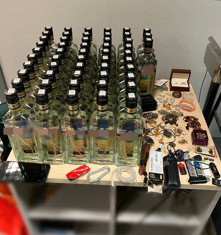 Włamał się do domu jednorodzinnego, ukradł 160 butelek wódki i biżuterię