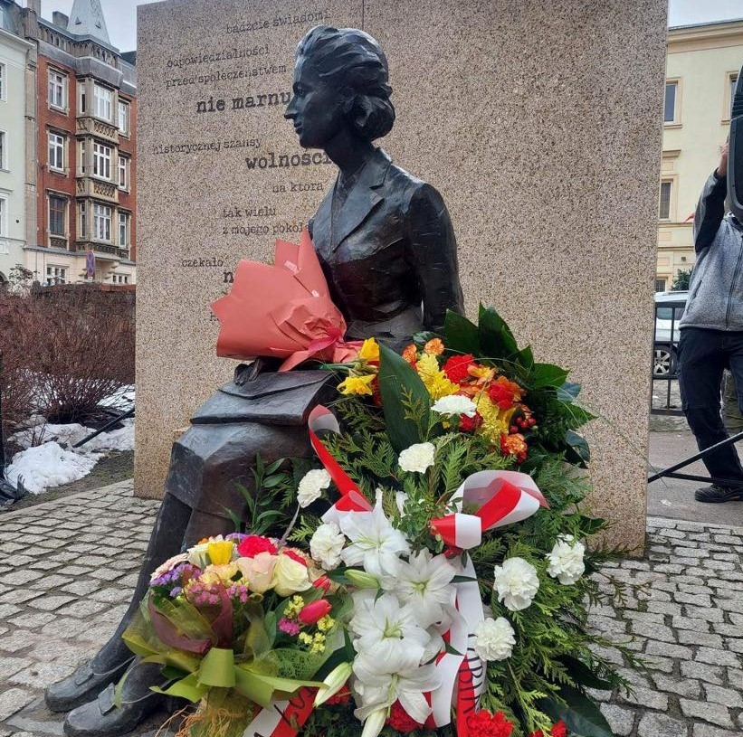 Siła kobiet w Łódzkiem. Złożenie kwiatów pod pomnikiem Haliny Szwarc-Kłąb 1 Złożenie kwiatów pod pomnikiem Haliny Szwarc-Kłąb