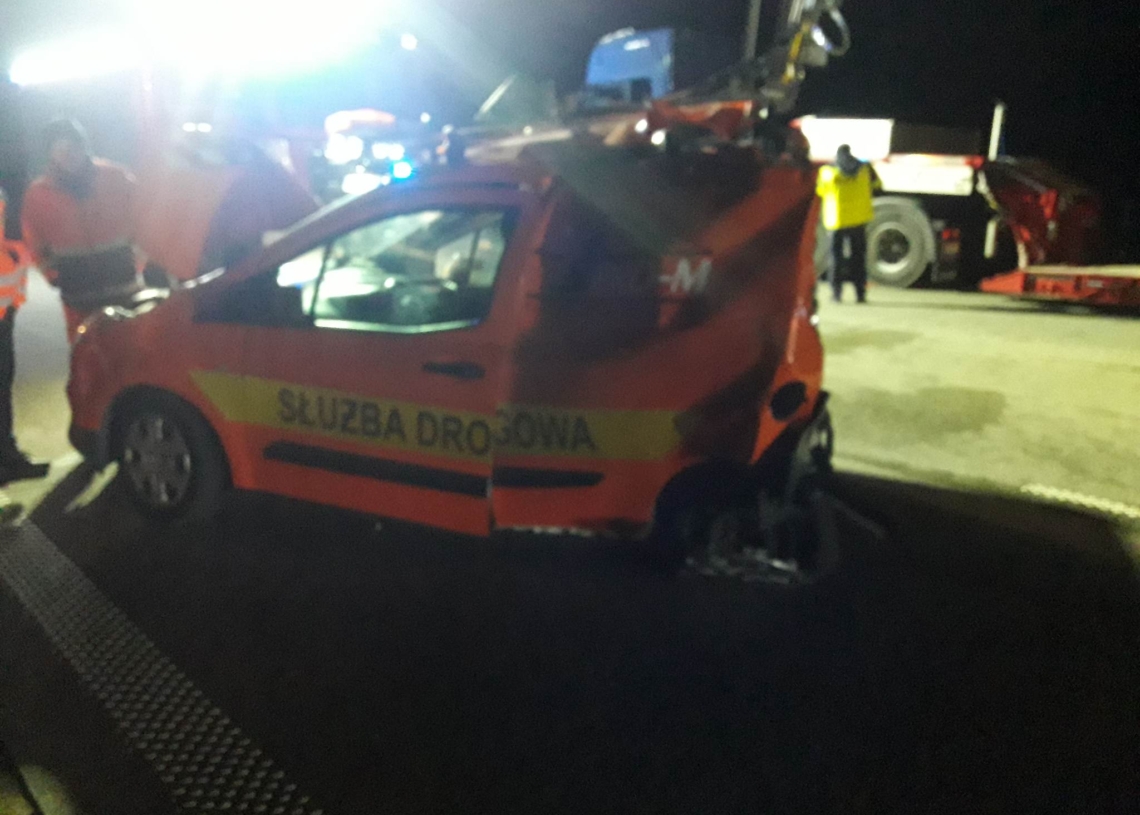 Ciężarówka staranowała pojazd służby drogowej na A1. Jedna osoba ranna