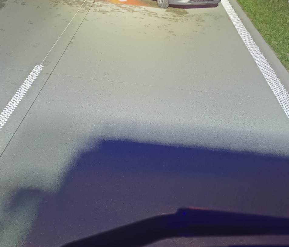 Ciężarówka staranowała pojazd służby drogowej na A1. Jedna osoba ranna