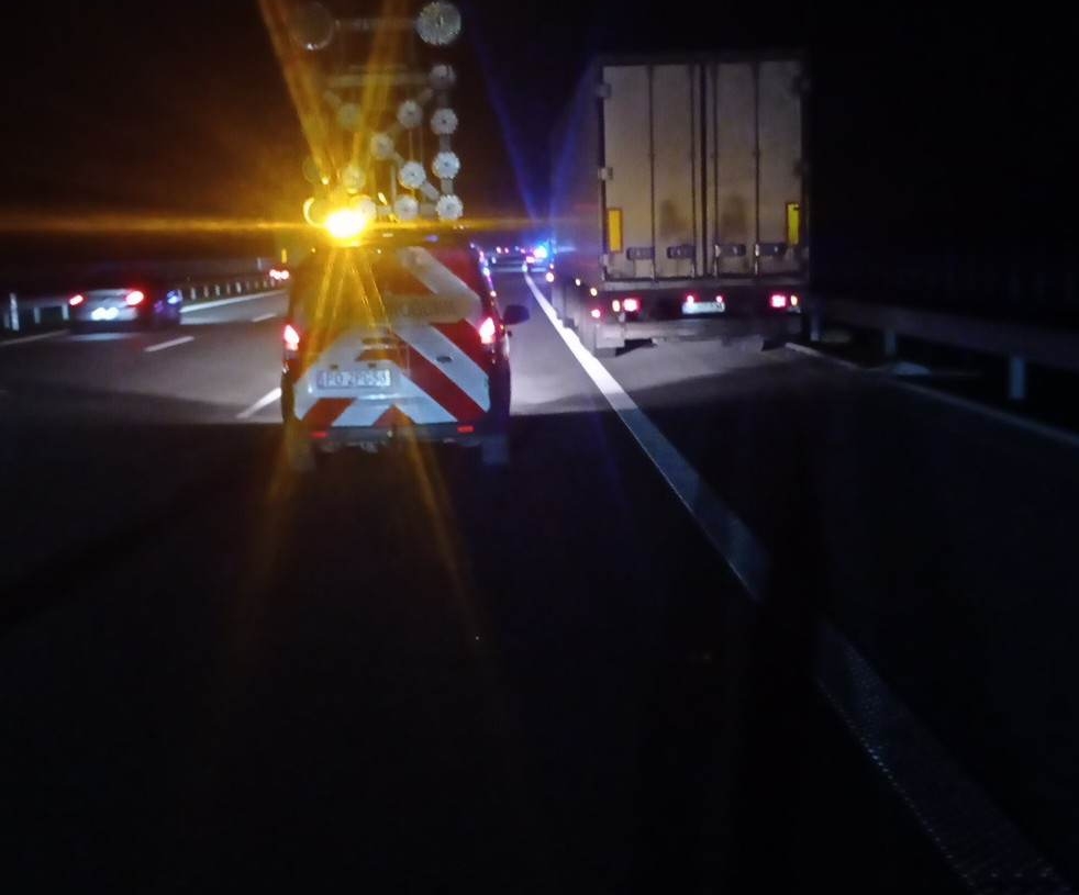 Ciężarówka staranowała pojazd służby drogowej na A1. Jedna osoba ranna