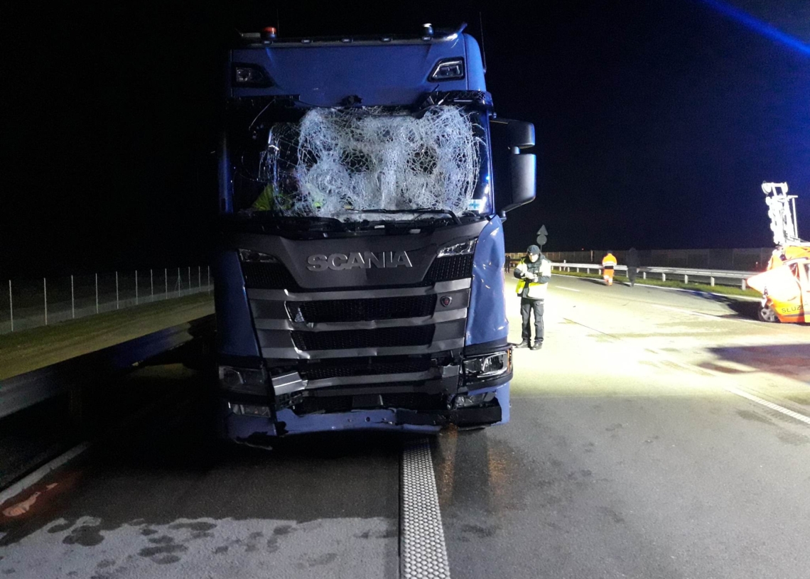 Ciężarówka staranowała pojazd służby drogowej na A1. Jedna osoba ranna