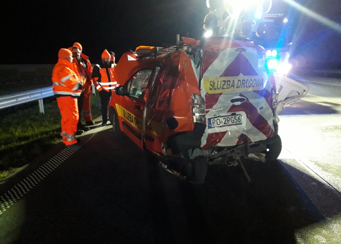Ciężarówka staranowała pojazd służby drogowej na A1. Jedna osoba ranna