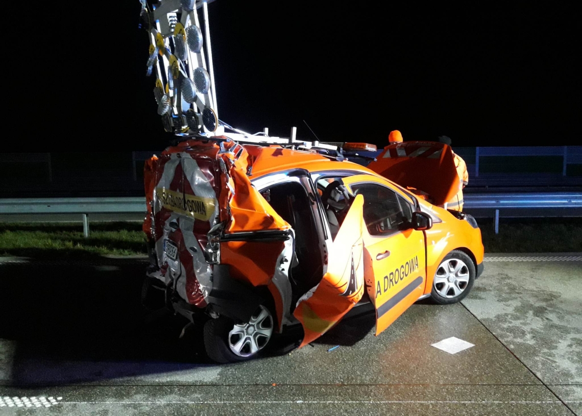 Ciężarówka staranowała pojazd służby drogowej na A1. Jedna osoba ranna