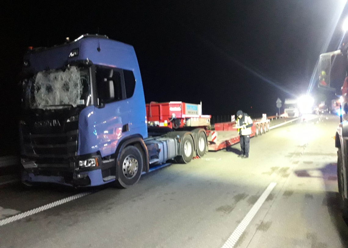 Ciężarówka staranowała pojazd służby drogowej na A1. Jedna osoba ranna