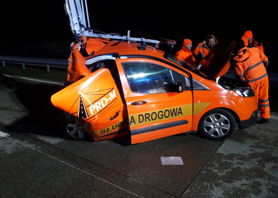 Ciężarówka staranowała pojazd służby drogowej na A1. Jedna osoba ranna