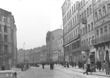 Miejsce Akcji pod Arsenałem. Zdjęcie z ok. 1940 roku – ulica Długa, widok w kierunku wschodnim.