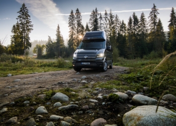Kamper Grand California – funkcjonalny dom na kółkach