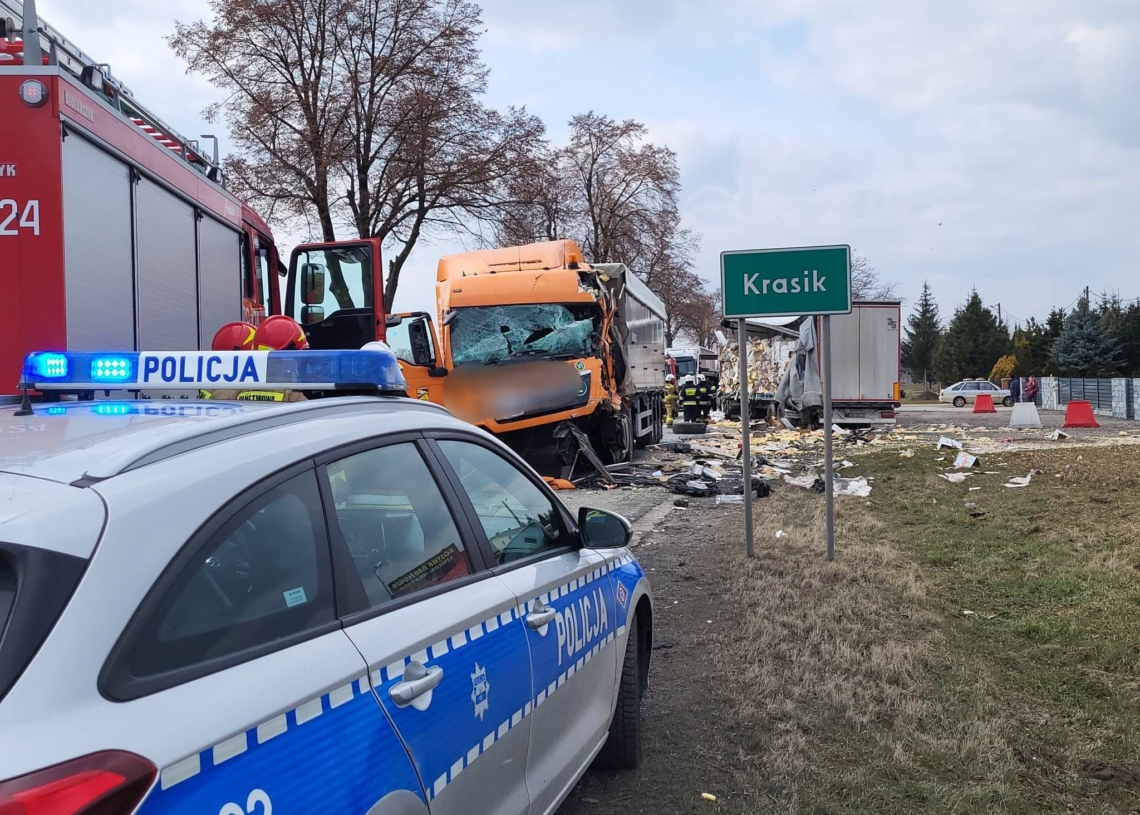 Wypadek na DK74 w powiecie opoczyńskim. Zderzenie dwóch ciężarówek [ZDJĘCIA]