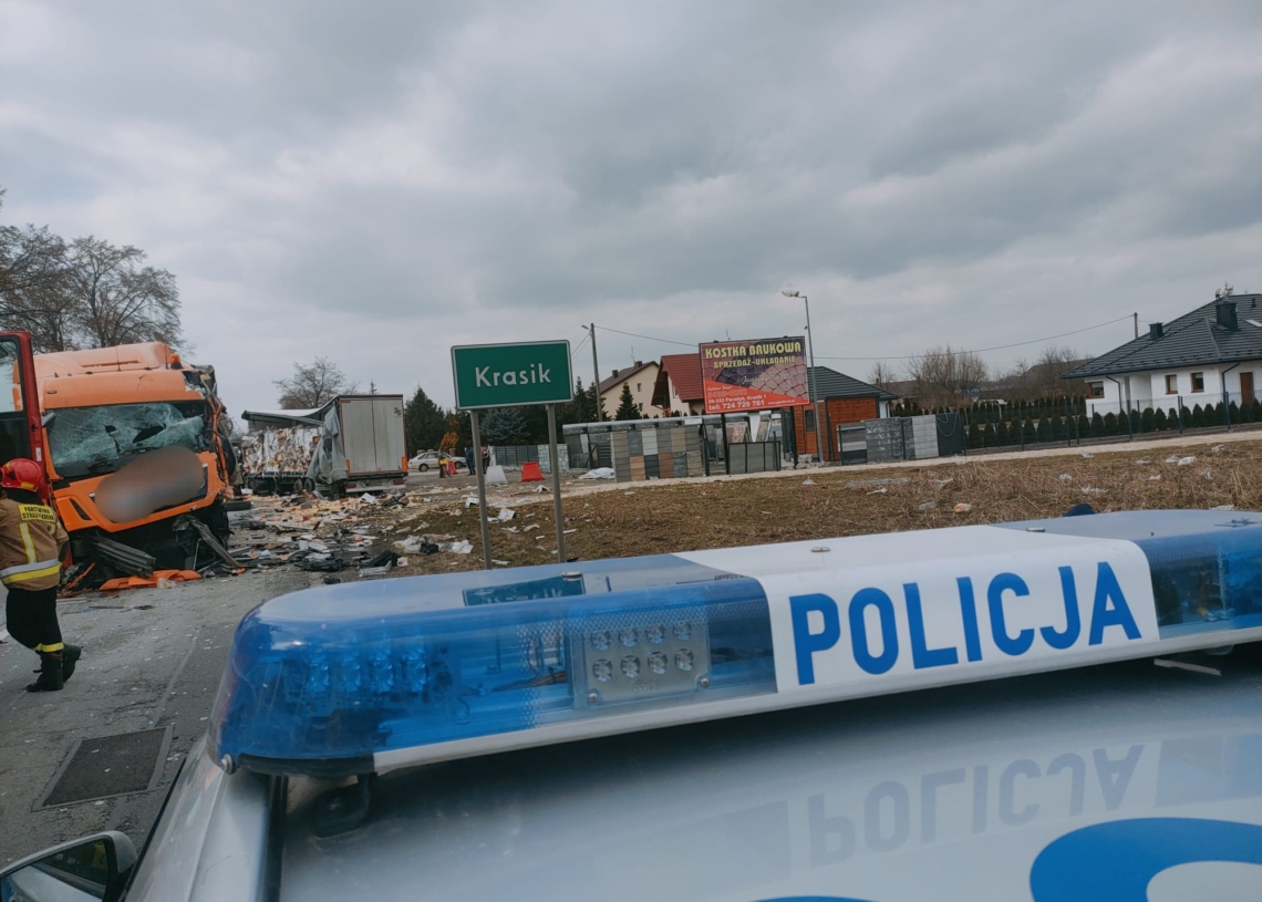 Wypadek na DK74 w powiecie opoczyńskim. Zderzenie dwóch ciężarówek [ZDJĘCIA]