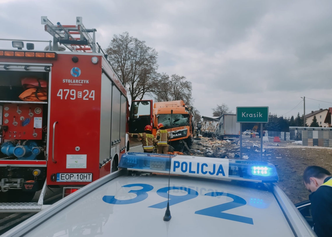 Wypadek na DK74 w powiecie opoczyńskim. Zderzenie dwóch ciężarówek [ZDJĘCIA]