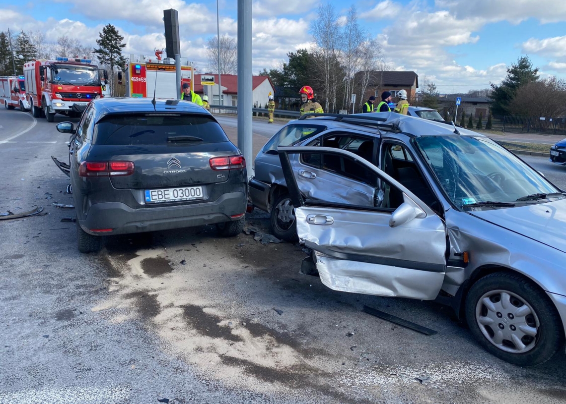 Wypadek na DK91 w Rzgowie z udziałem dwóch pojazdów