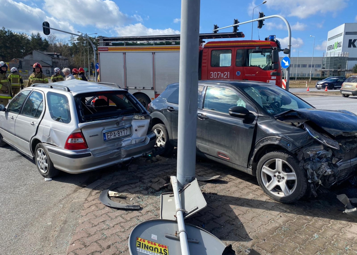 Wypadek na DK91 w Rzgowie z udziałem dwóch pojazdów