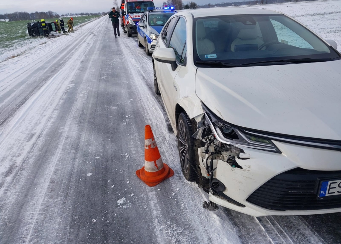 Wypadek między Kromolinem Starym a Zduńską Wolą, 2 kobiety trafiły do szpitala