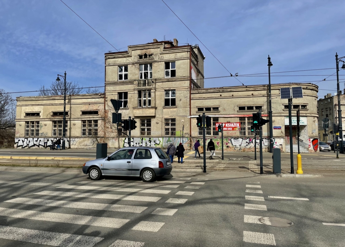 Spada tynk z budynku administracyjnego dawnej zajezdni Dąbrowskiego. Piesi powinni omijać go szerokim łukiem [ZDJĘCIA]