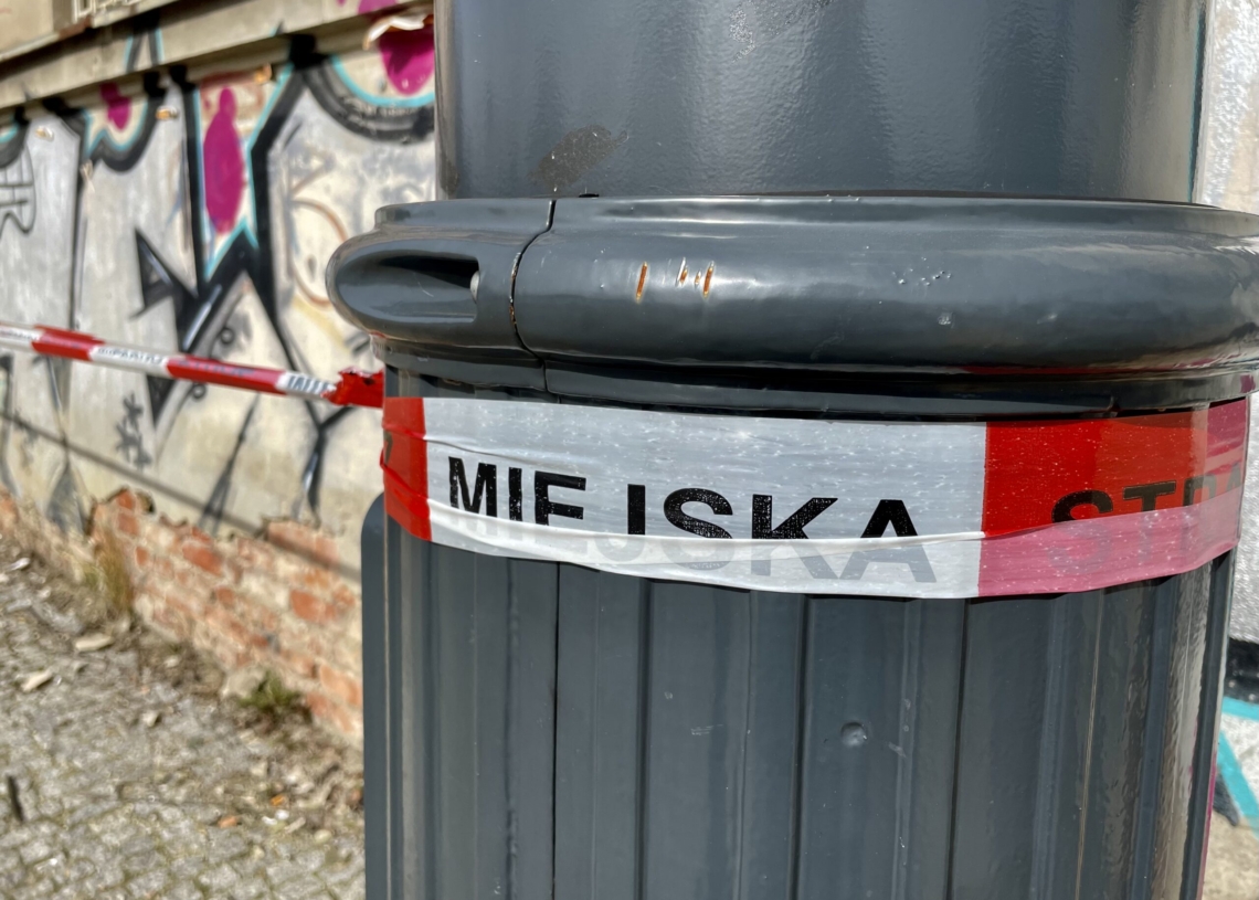 Spada tynk z budynku administracyjnego dawnej zajezdni Dąbrowskiego. Piesi powinni omijać go szerokim łukiem [ZDJĘCIA]
