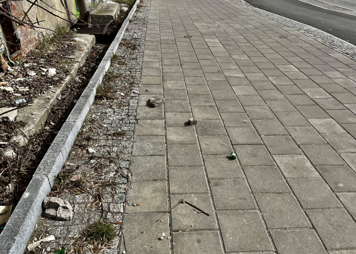Spada tynk z budynku administracyjnego dawnej zajezdni Dąbrowskiego. Piesi powinni omijać go szerokim łukiem [ZDJĘCIA]
