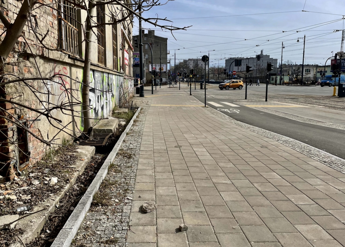 Spada tynk z budynku administracyjnego dawnej zajezdni Dąbrowskiego. Piesi powinni omijać go szerokim łukiem [ZDJĘCIA]