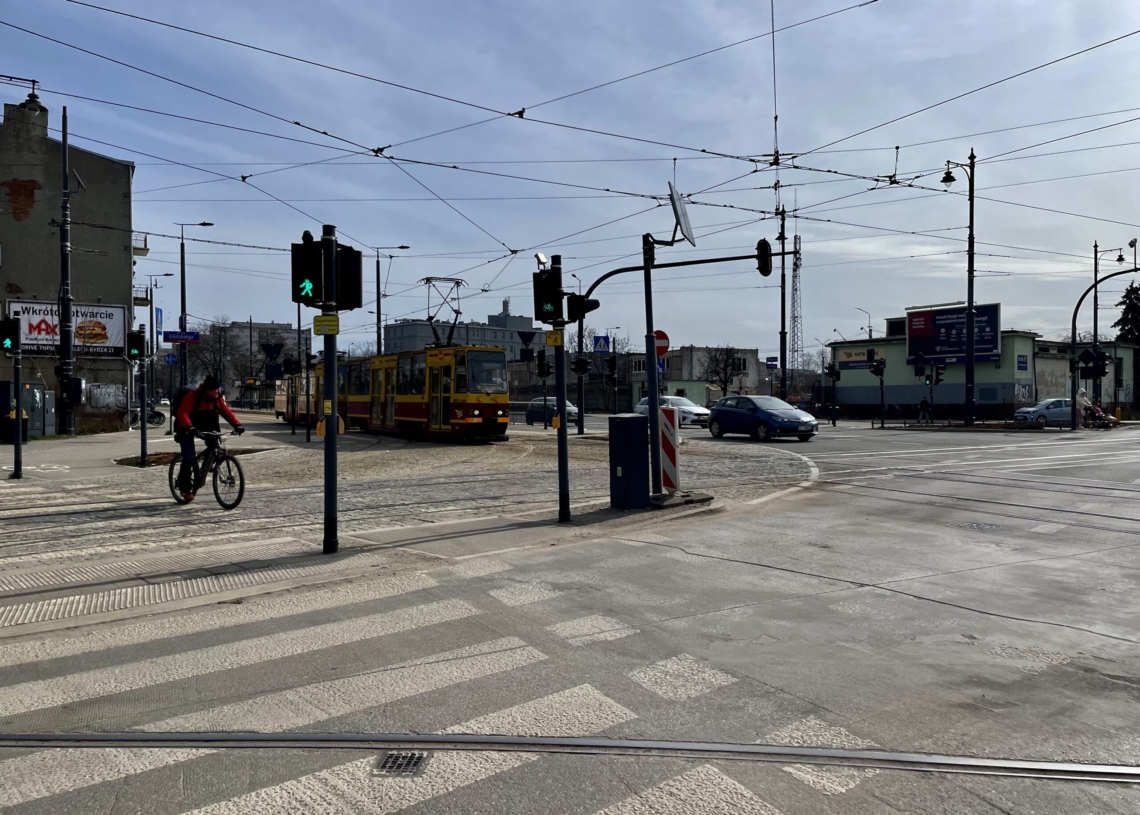 Spada tynk z budynku administracyjnego dawnej zajezdni Dąbrowskiego. Piesi powinni omijać go szerokim łukiem [ZDJĘCIA]