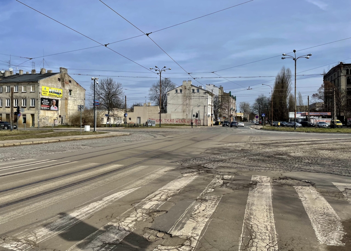Drugi miesiąc modernizacji Przybyszewskiego. Drogowcy bywają tu rzadko, a przedsiębiorcy stracili 80 proc. klientów [ZDJĘCIA]