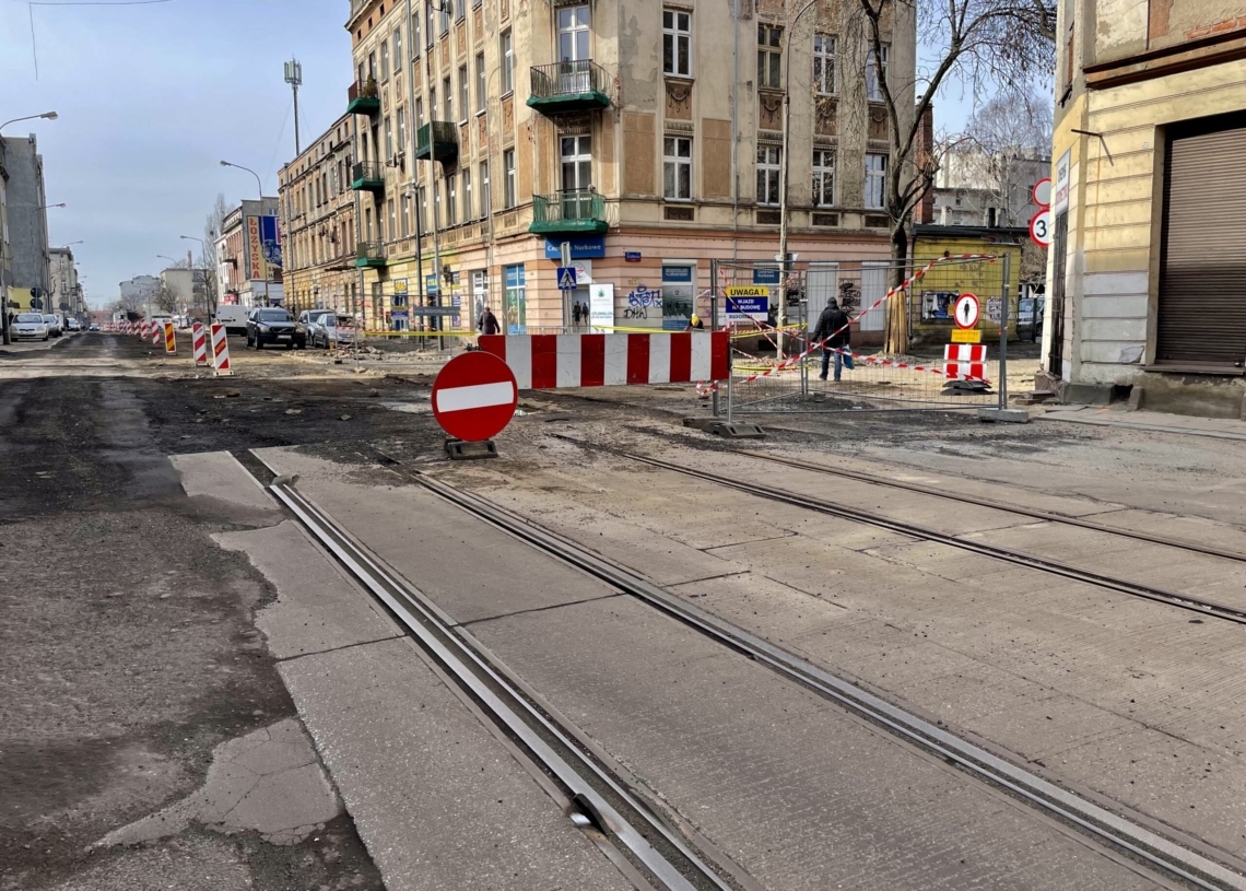 Drugi miesiąc modernizacji Przybyszewskiego. Drogowcy bywają tu rzadko, a przedsiębiorcy stracili 80 proc. klientów [ZDJĘCIA]