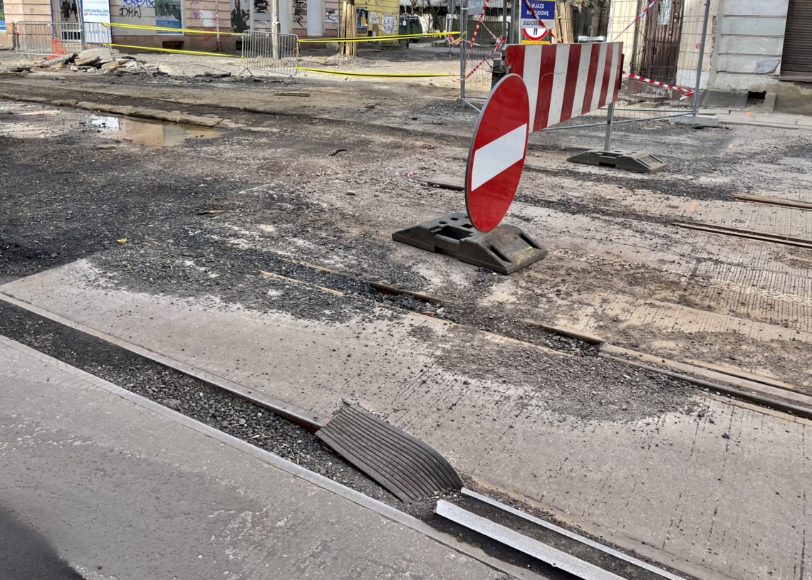 Drugi miesiąc modernizacji Przybyszewskiego. Drogowcy bywają tu rzadko, a przedsiębiorcy stracili 80 proc. klientów [ZDJĘCIA]