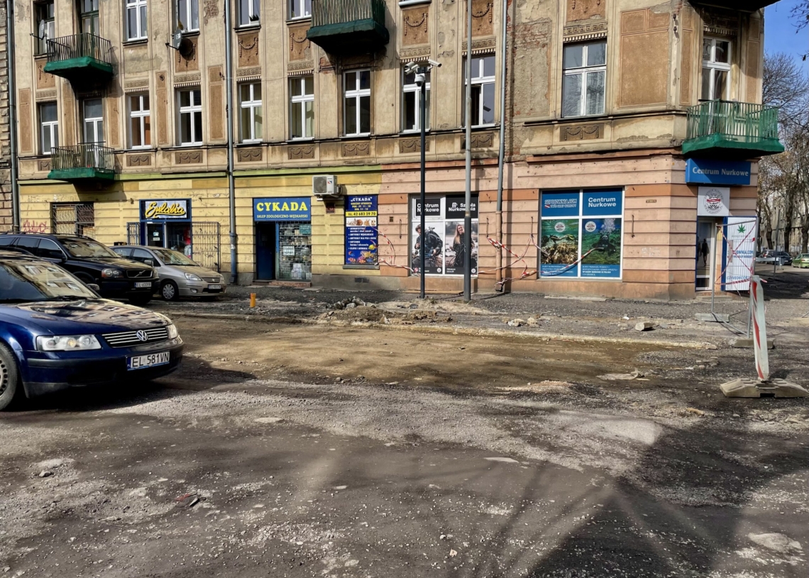 Drugi miesiąc modernizacji Przybyszewskiego. Drogowcy bywają tu rzadko, a przedsiębiorcy stracili 80 proc. klientów [ZDJĘCIA]