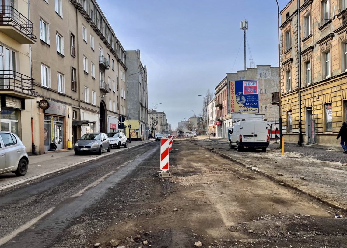 Drugi miesiąc modernizacji Przybyszewskiego. Drogowcy bywają tu rzadko, a przedsiębiorcy stracili 80 proc. klientów [ZDJĘCIA]