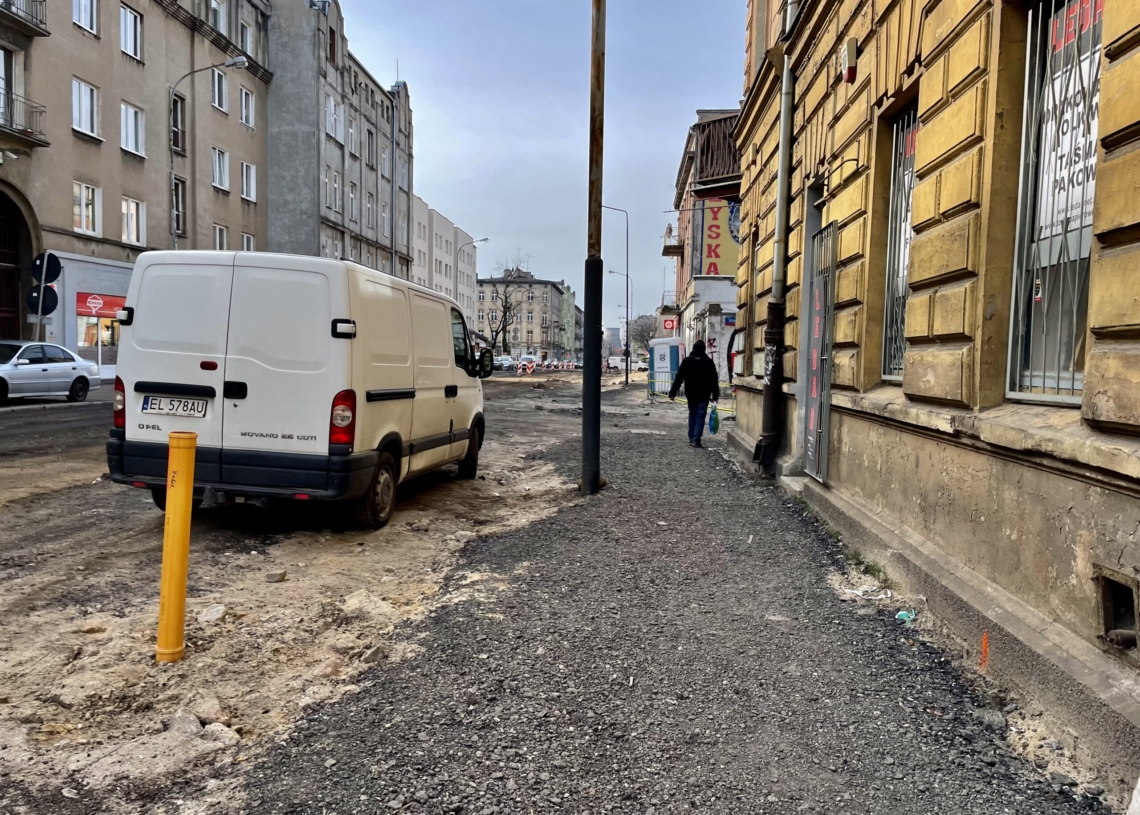 Drugi miesiąc modernizacji Przybyszewskiego. Drogowcy bywają tu rzadko, a przedsiębiorcy stracili 80 proc. klientów [ZDJĘCIA]