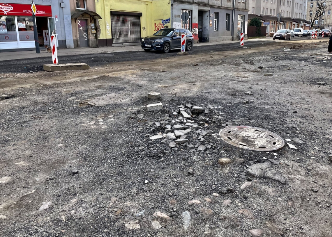 Drugi miesiąc modernizacji Przybyszewskiego. Drogowcy bywają tu rzadko, a przedsiębiorcy stracili 80 proc. klientów [ZDJĘCIA]