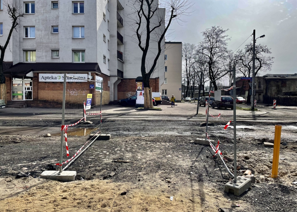 Drugi miesiąc modernizacji Przybyszewskiego. Drogowcy bywają tu rzadko, a przedsiębiorcy stracili 80 proc. klientów [ZDJĘCIA]