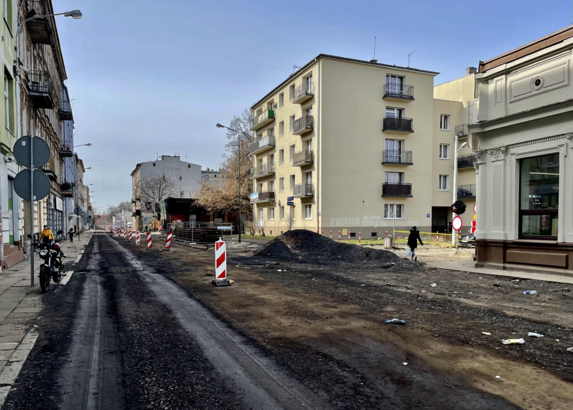 Drugi miesiąc modernizacji Przybyszewskiego. Drogowcy bywają tu rzadko, a przedsiębiorcy stracili 80 proc. klientów [ZDJĘCIA]
