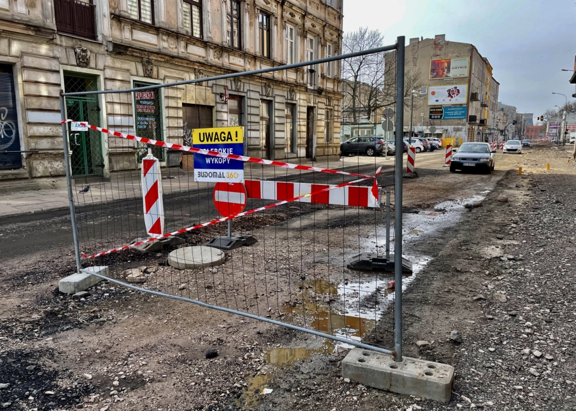 Drugi miesiąc modernizacji Przybyszewskiego. Drogowcy bywają tu rzadko, a przedsiębiorcy stracili 80 proc. klientów [ZDJĘCIA]
