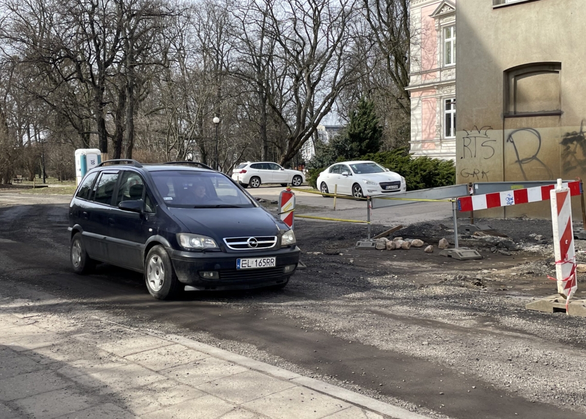 Drugi miesiąc modernizacji Przybyszewskiego. Drogowcy bywają tu rzadko, a przedsiębiorcy stracili 80 proc. klientów [ZDJĘCIA]