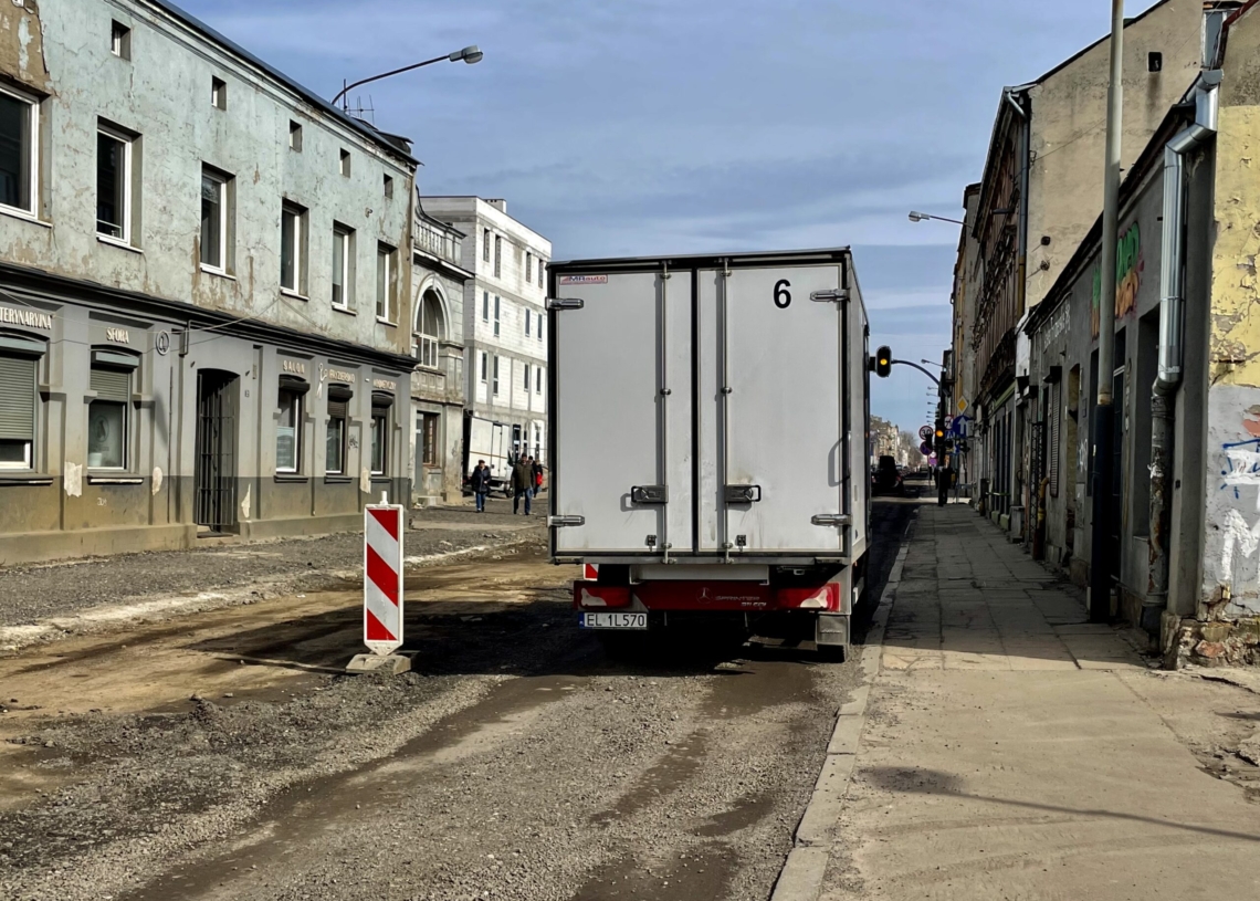 Drugi miesiąc modernizacji Przybyszewskiego. Drogowcy bywają tu rzadko, a przedsiębiorcy stracili 80 proc. klientów [ZDJĘCIA]