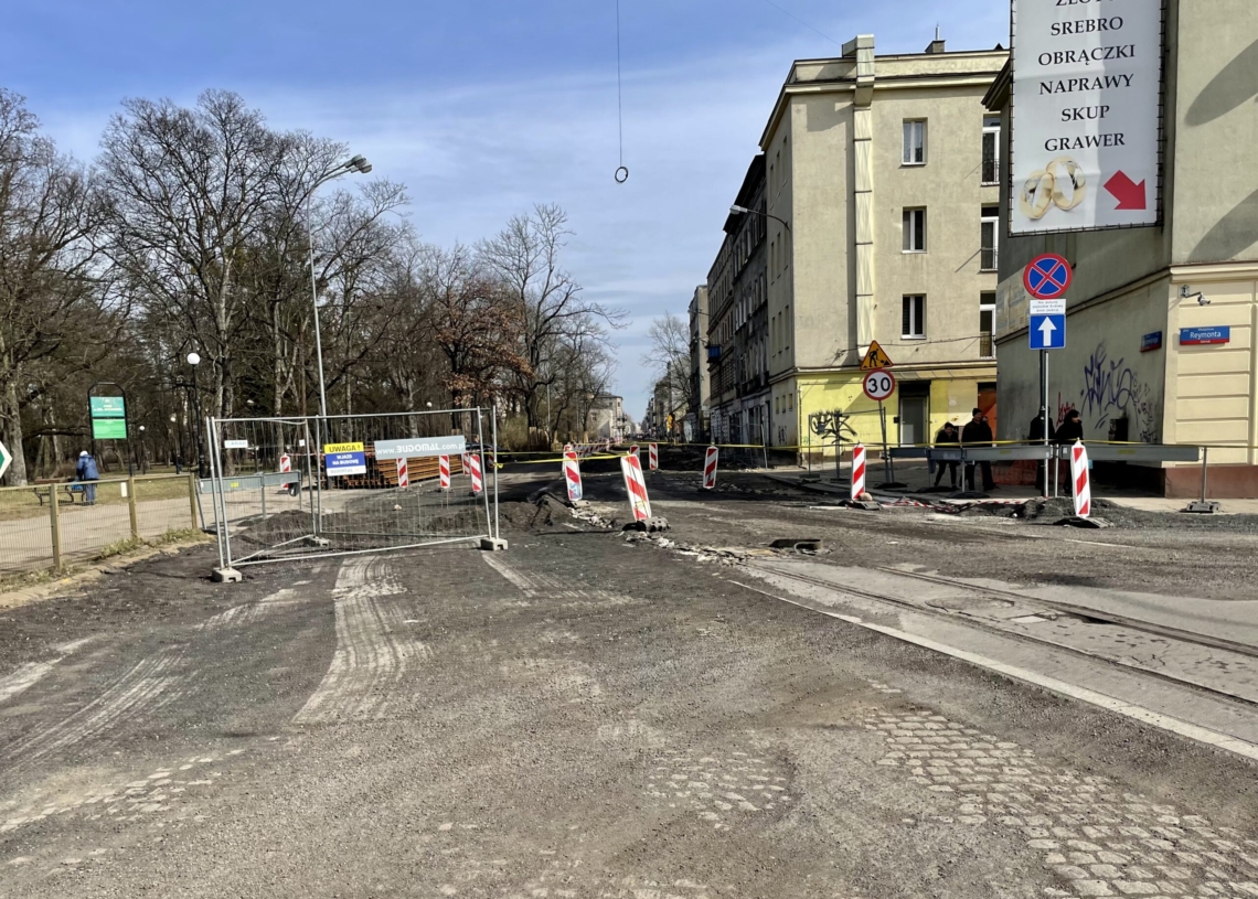 Drugi miesiąc modernizacji Przybyszewskiego. Drogowcy bywają tu rzadko, a przedsiębiorcy stracili 80 proc. klientów [ZDJĘCIA]