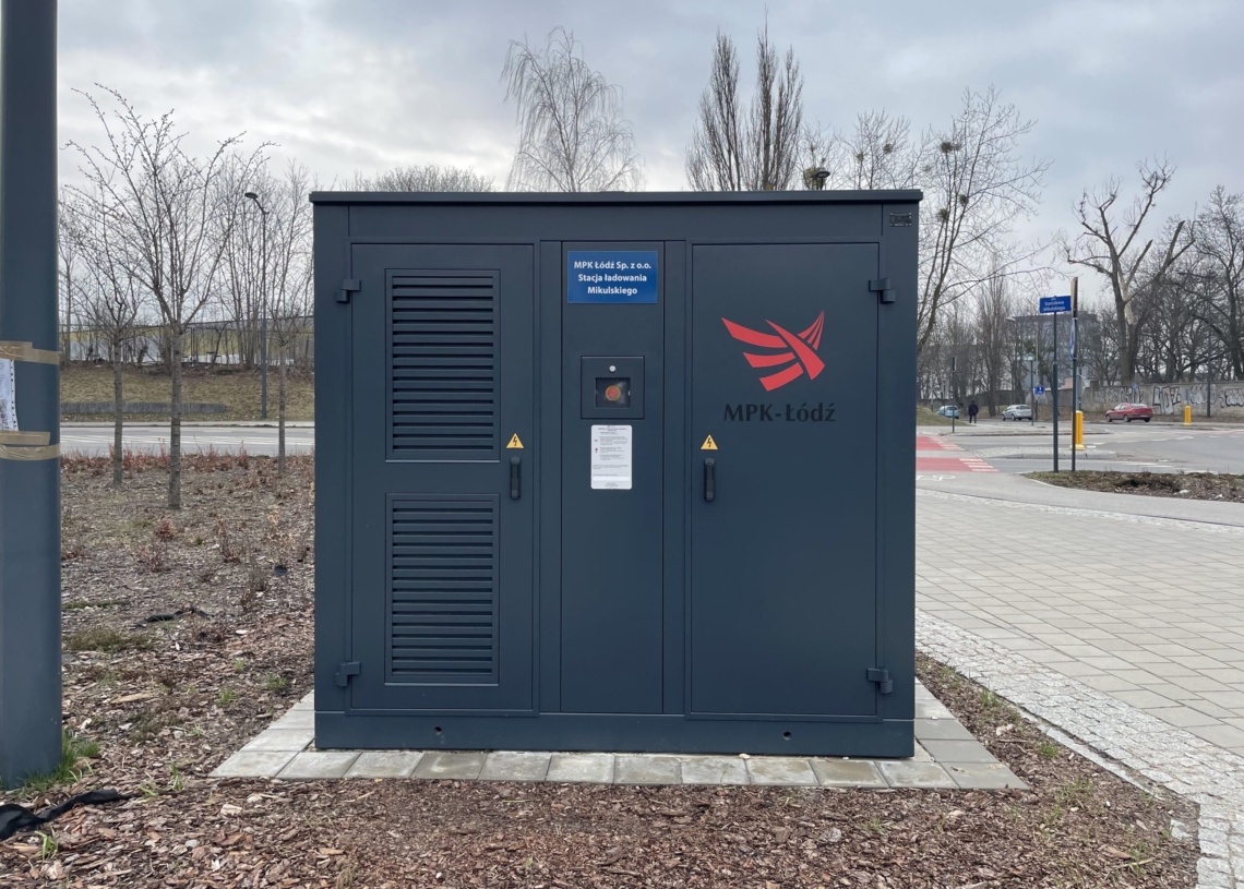 Autobusy elektryczne nadal nie kursują na tych liniach, na których powinny. Wciąż nie działają 3 z 6 ładowarek na pętlach