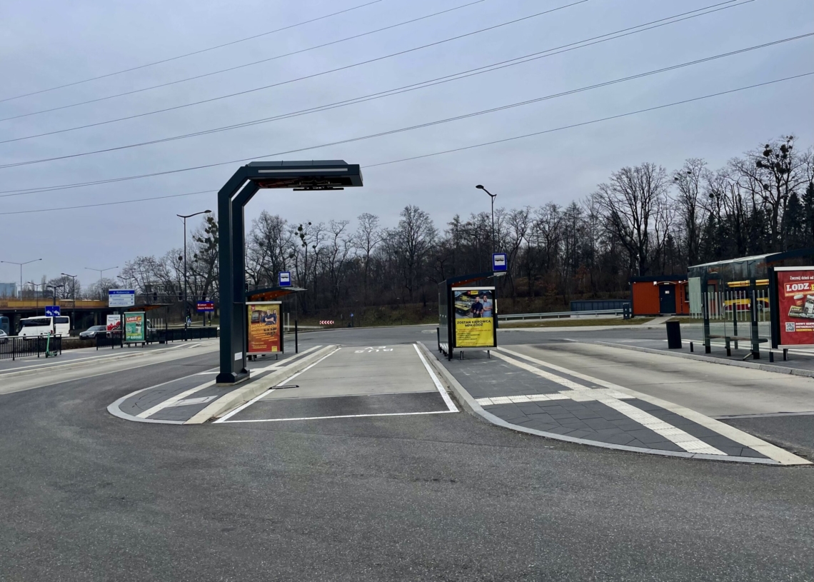 Autobusy elektryczne nadal nie kursują na tych liniach, na których powinny. Wciąż nie działają 3 z 6 ładowarek na pętlach