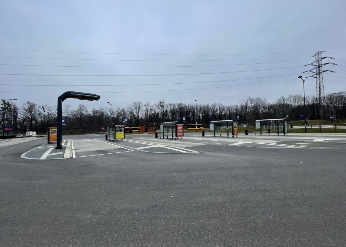 Autobusy elektryczne nadal nie kursują na tych liniach, na których powinny. Wciąż nie działają 3 z 6 ładowarek na pętlach