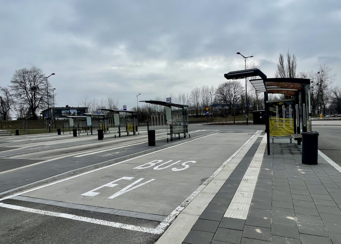 Autobusy elektryczne nadal nie kursują na tych liniach, na których powinny. Wciąż nie działają 3 z 6 ładowarek na pętlach