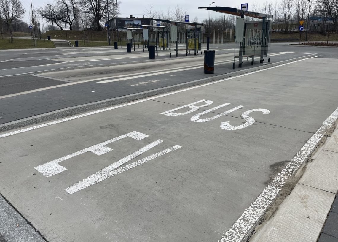 Autobusy elektryczne nadal nie kursują na tych liniach, na których powinny. Wciąż nie działają 3 z 6 ładowarek na pętlach