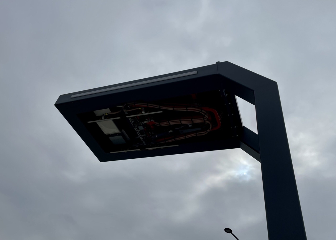 Autobusy elektryczne nadal nie kursują na tych liniach, na których powinny. Wciąż nie działają 3 z 6 ładowarek na pętlach