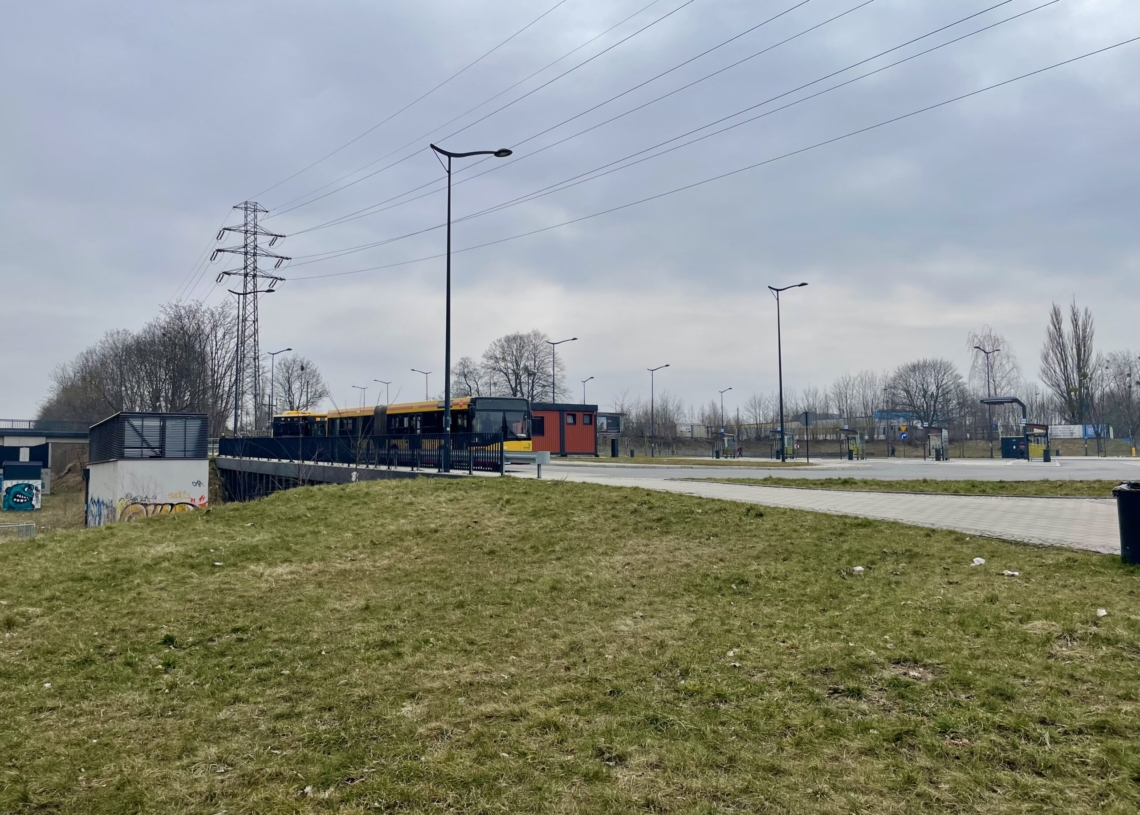 Autobusy elektryczne nadal nie kursują na tych liniach, na których powinny. Wciąż nie działają 3 z 6 ładowarek na pętlach