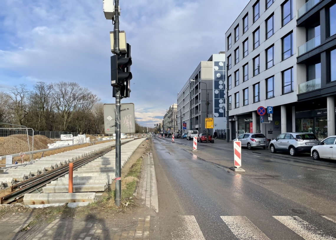 Modernizacja Północnej. Wybudowano pierwsze perony przystankowe [ZDJECIA + WIDEO]