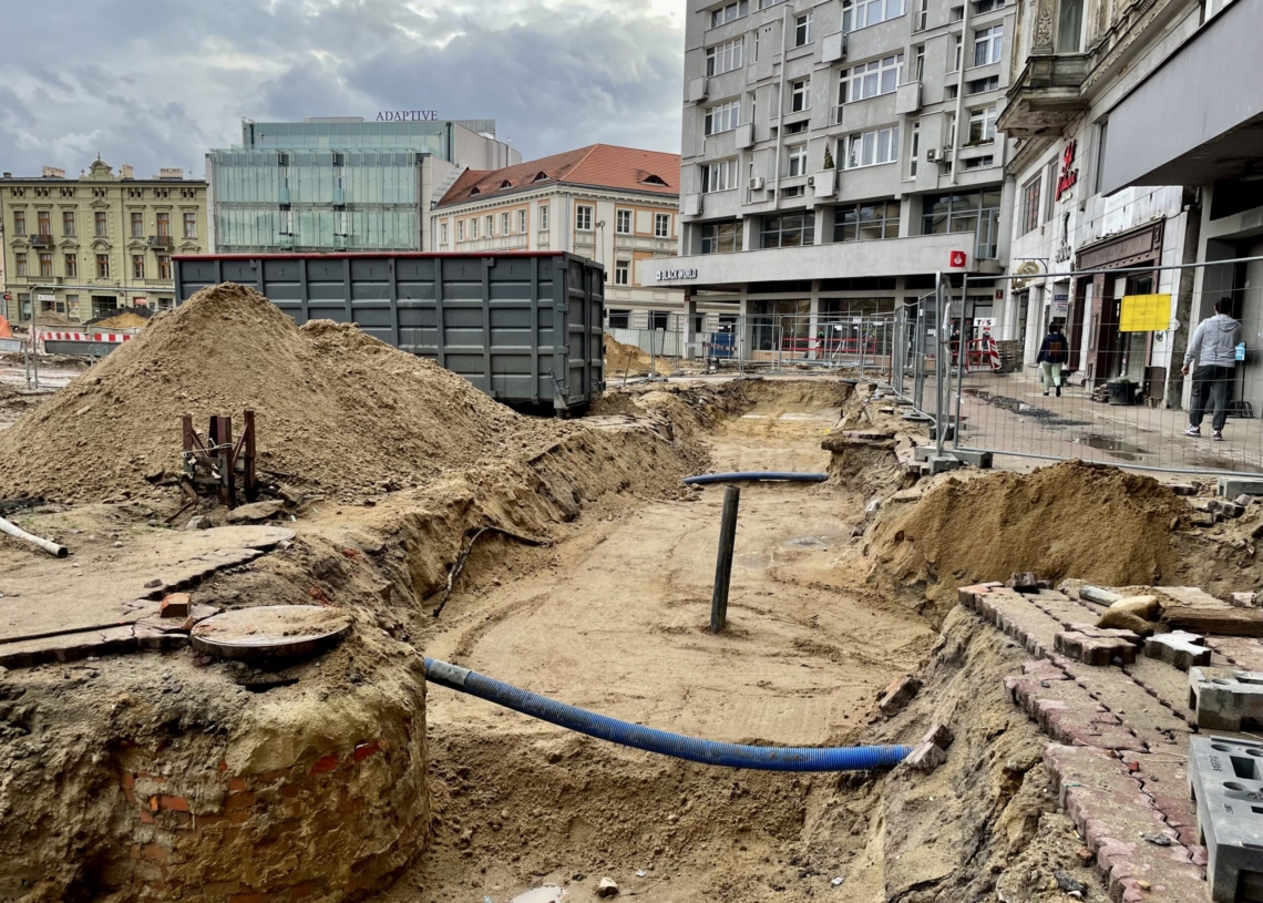 Przebudowa Placu Wolności. Pieszym coraz trudniej się po nim poruszać [ZDJĘCIA + WIDEO]
