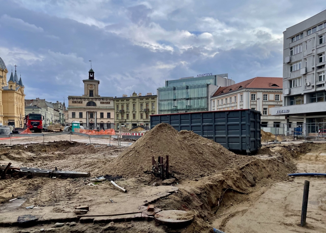 Przebudowa Placu Wolności. Pieszym coraz trudniej się po nim poruszać [ZDJĘCIA + WIDEO]