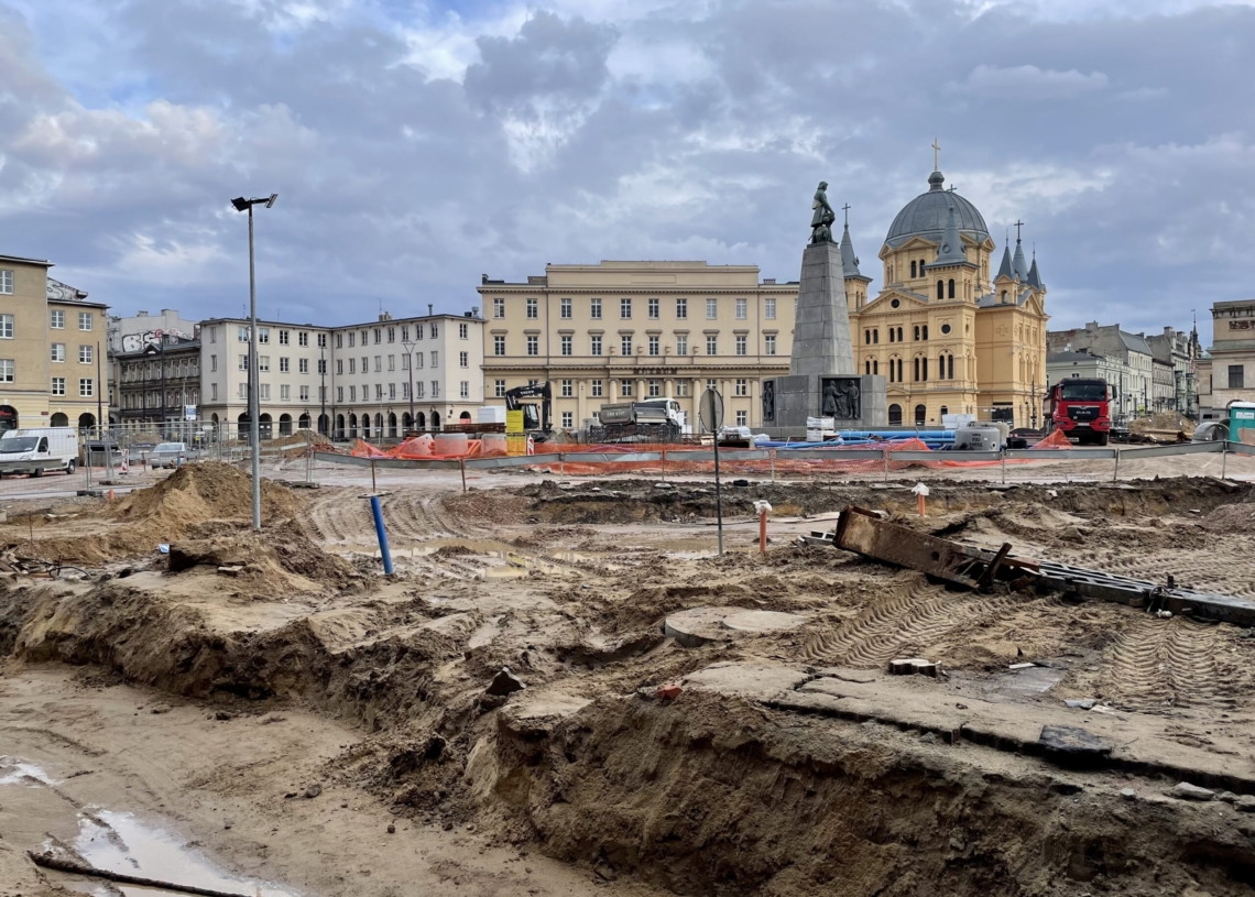 Przebudowa Placu Wolności. Pieszym coraz trudniej się po nim poruszać [ZDJĘCIA + WIDEO]